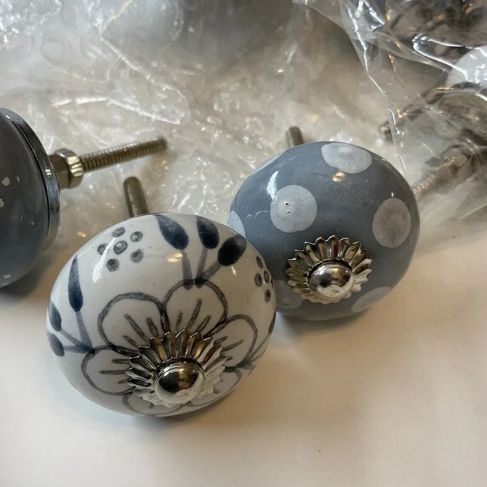 The Unbranded Brand #bluetransferware #bluefloralknobs